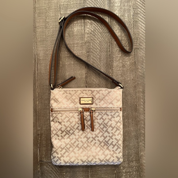 Tommy Hilfiger Handbags - Tommy Hilfiger Crossbody EUC